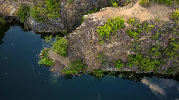 Orilla de un lago limpio con agua clara, vista de pájaro — Foto de Stock