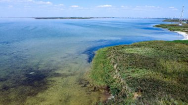 Mavi şeffaf suyu olan güzel bir göl manzarası.