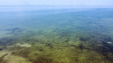 Bulutların yansıdığı kristal berrak suyu olan küçük göl.
