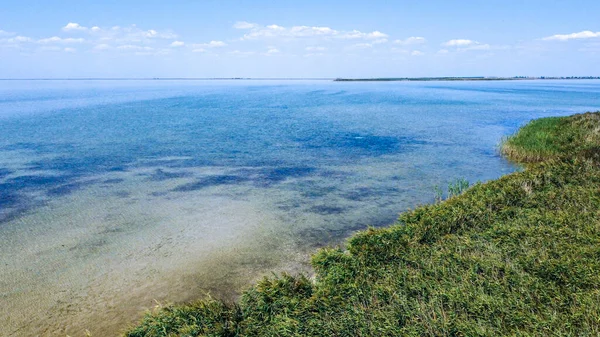 Вид зверху на красиве озеро з блакитною прозорою водою — стокове фото