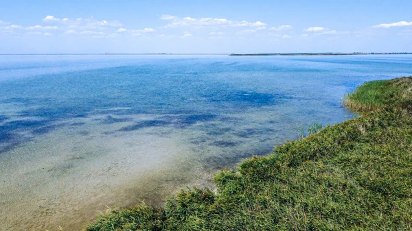 Top view of a beautiful lake with blue transparent water — Stock Photo, Image