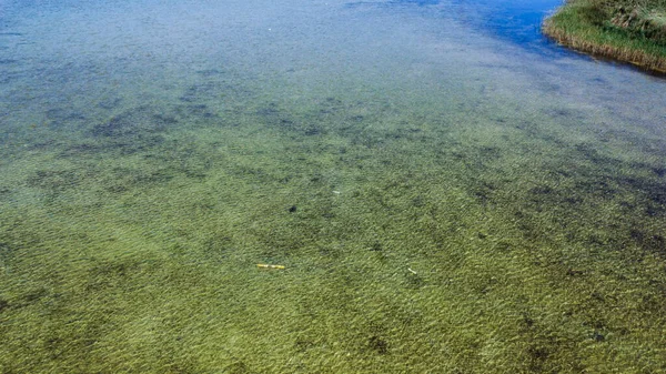 Vista dall'alto di un bellissimo lago con acqua blu trasparente — Foto Stock