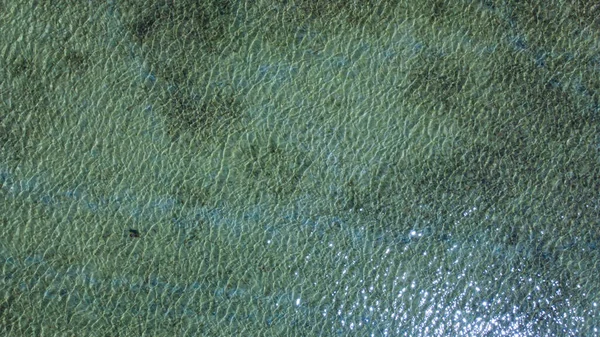 Shallow transparent lake with small waves. View from above — Stock Photo, Image