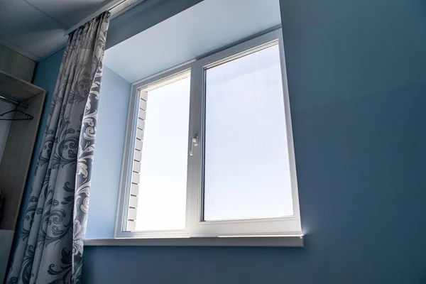 Fenster zur Straße, Schweller und Vorhang, Blick aus dem Zimmer — Stockfoto