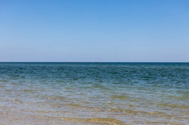 Güzel berrak mavi deniz. Şeffaf su arka planı ve dokusu. Aileyle yaz tatili