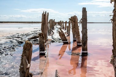 Tuz madenciliğinden ahşap çerçeve. Pembe tuzlu göl