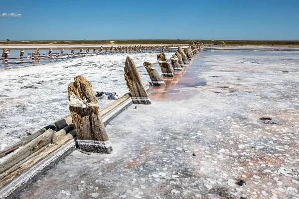 Telaio in legno dell'industria mineraria del sale. Lago salato rosa — Foto Stock