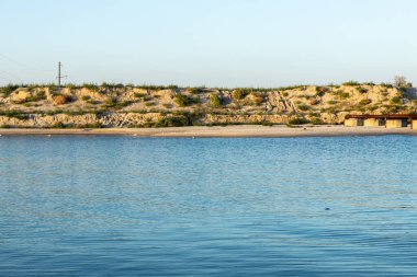 Mavi denizin kumsalı. Bitki ve kumla. Doğa rezervi.