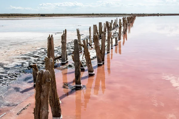 Telaio in legno dell'industria mineraria del sale. Lago salato rosa — Foto Stock