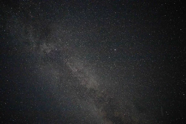 美丽的夜空和湖面上的银河 — 图库照片