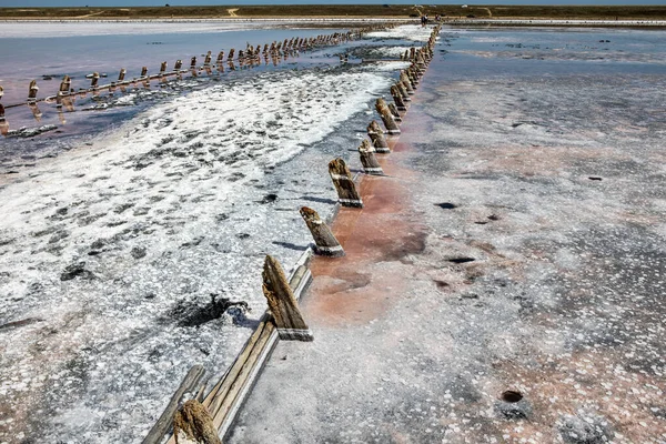 Telaio in legno dell'industria mineraria del sale. Lago salato rosa — Foto Stock