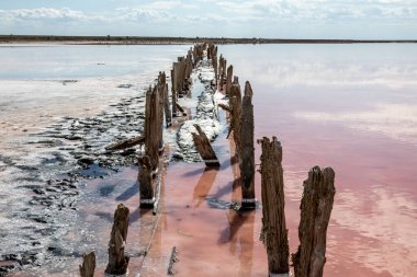Tuz madenciliğinden ahşap çerçeve. Pembe tuzlu göl