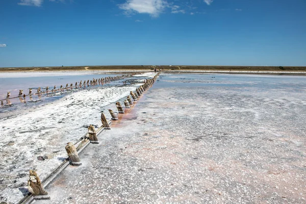 Telaio in legno dell'industria mineraria del sale. Lago salato rosa — Foto Stock
