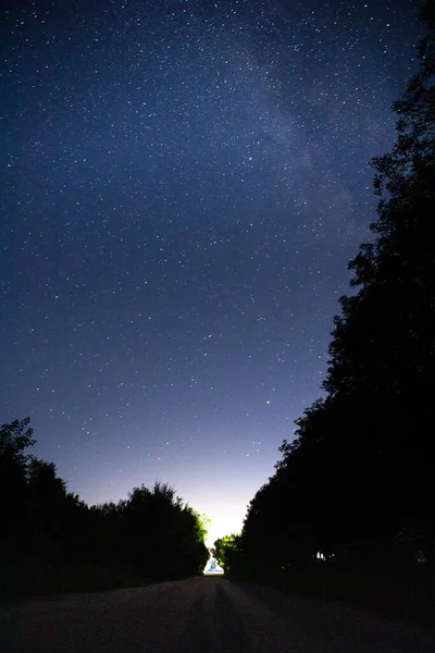 在深沉的夜空中，繁星繁茂，银河漫漫 — 图库照片