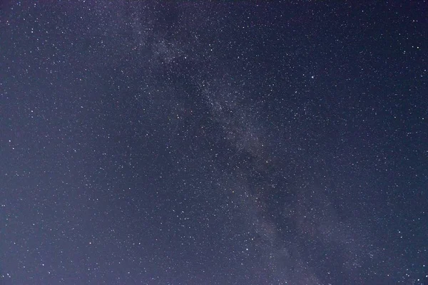 Många stjärnor och mjölkigt sätt i den djupa natthimlen — Stockfoto