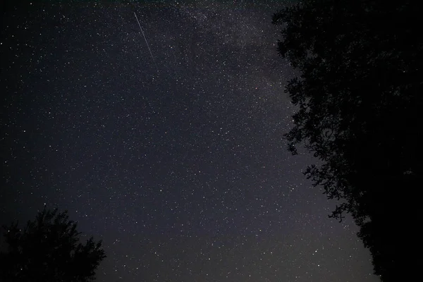 在深沉的夜空中，繁星繁茂，银河漫漫 — 图库照片