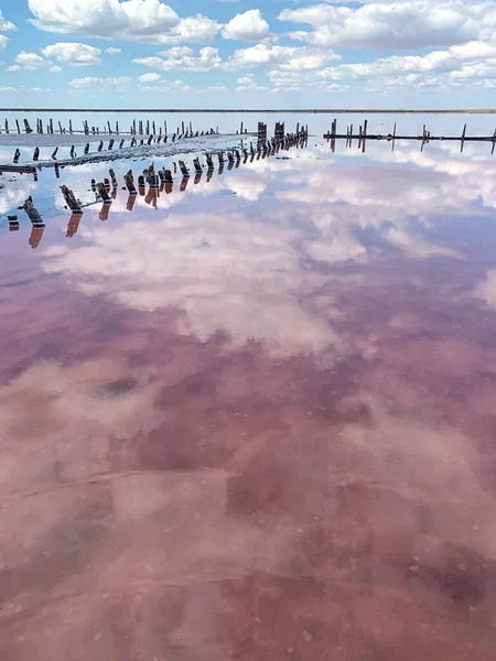 Bella acqua in rosa lago salato riflette nuvole e cielo — Foto Stock