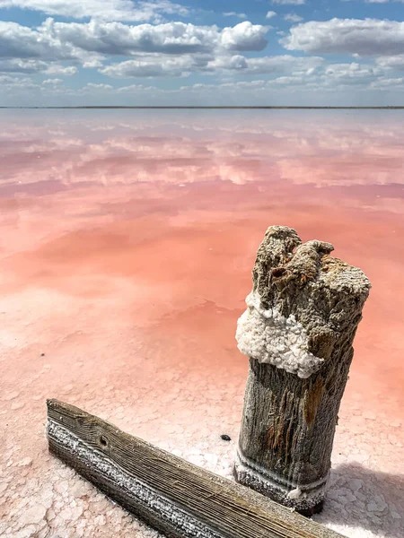 Um belo lago de sal rosa com nuvens refletindo nele. Paisagem fabulosa Fotografia De Stock