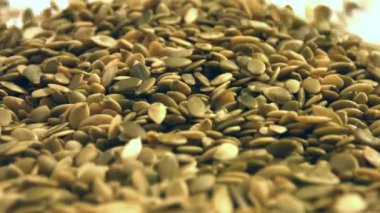 Beyaz bir arka plan üzerinde Kabak Çekirdeği kabuklu. 2 tekila. Yakın çekim. Yatay pan. 1. kabak haddeleme aşağı beyaz bir arka plan üzerinde tohum ve uzay frame.2 doldurur. Yavaş yatay (soldan sağa) pan. 