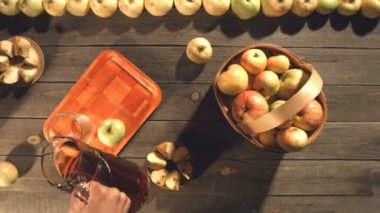 Elma suyu ve elma masanın üzerinde. Üstten görünüm. Ağır çekim. Bir erkek el bir sürahi tablosundan alır ve bir kupa suyu dökülen. Elma suyu ve elma (sağdan sola) kamera masanın üzerine yumuşak kayma hangi olduğunu.