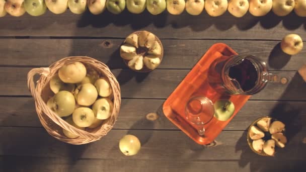 Apfelsaft Und Äpfel Auf Dem Tisch Das Sanfte Gleiten Der — Stockvideo