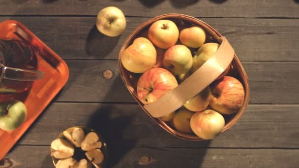 苹果汁和苹果放在桌子上 顶部视图 相机的平滑滑动 从右向左 在桌子上的苹果汁和苹果 — 图库视频影像