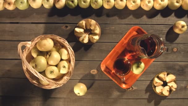 Jugo Manzana Manzanas Mesa Vista Superior Deslizamiento Suave Cámara Izquierda — Vídeo de stock