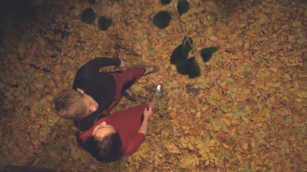 Les Jeunes Couples Feuilles Sont Photographiés Lui Même Ralenti Vue — Video