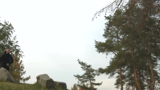 公園でパルクール スローモーション 男の石からプッシュし Sideflip を実行します — ストック動画