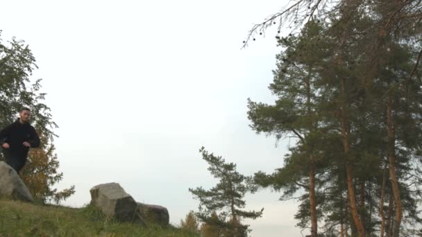 Parkour Parque Movimento Lento Cara Empurra Pedra Executa Uma Virada — Vídeo de Stock