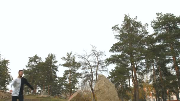 在公园里跑得很酷 慢动作 那家伙从石头上推了一 Sideflip — 图库视频影像