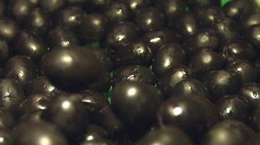 Siyah zeytin. 2 tekila. Ağır çekim. Yakın-up.1 siyah zeytin Güz aşağı. Dikey (aşağıdan yukarıya) pan. 2. (sağdan sola) yatay pan. 