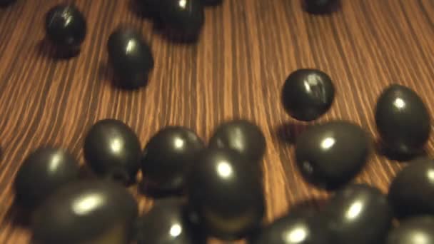 Černé Olivy Hnědé Dřevěné Pozadí Výstřely Zpomalený Pohyb Úzká Olivy — Stock video