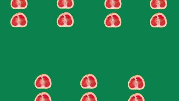 グレープ フルーツ グリーンの背景にアニメーション グレープ フルーツ半分が下部から上部 下から つのストリップ つのストリップ上から緑の背景画面の中央に移動 — ストック動画