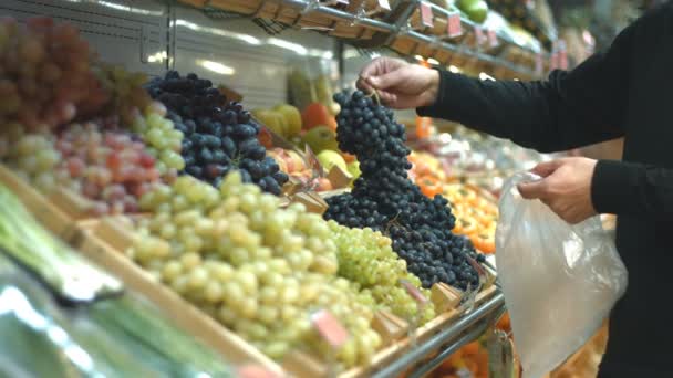 Etagère Fruits Avec Des Raisins Épicerie Les Mains Des Hommes — Video