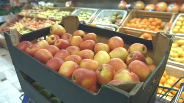 Apple Fruit Vak Kruidenierswinkel Mand Werksfeer Winkel Winkel Werknemer Draagt — Stockvideo