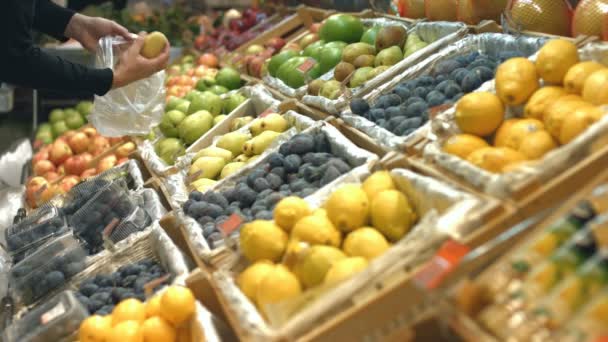 Estante Frutas Tienda Comestibles Las Manos Los Hombres Mangas Negras — Vídeos de Stock