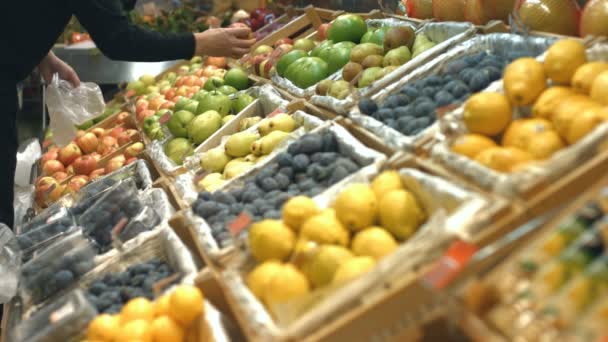Estante Frutas Tienda Comestibles Las Manos Los Hombres Mangas Negras — Vídeo de stock