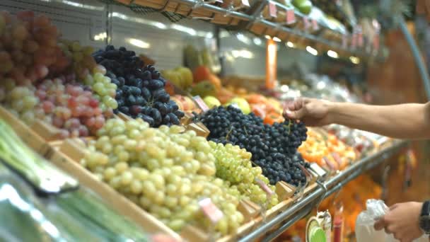 Prateleira Frutas Com Uvas Supermercado Mãos Dos Homens Pegam Uvas — Vídeo de Stock