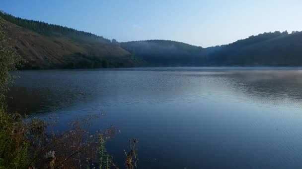 Le brouillard se propage sur l'eau.Panorama (de gauche à droite) sur le brouillard qui flotte au-dessus de la rivière sur fond de forêt .