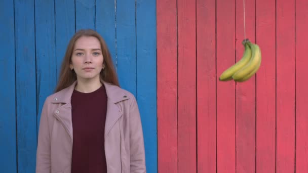 Girl Colourful Wooden Eco Background Girl Bunch Bananas Girl Standing — Stock Video