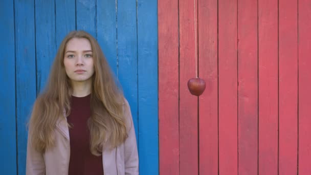 Menina Colorido Eco Fundo Madeira Menina Maçã Corda Menina Fica — Vídeo de Stock