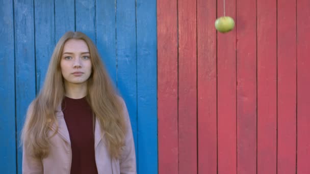 Dziewczyna Tle Kolorowe Drewniane Eco Dziewczyna Przędzenia Apple Dziewczynka Stoi — Wideo stockowe