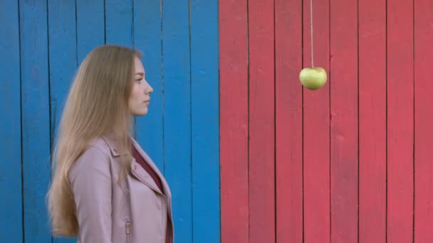 Dziewczyna Tle Kolorowe Drewniane Eco Dziewczyna Szybko Przędzenia Apple Dziewczynka — Wideo stockowe