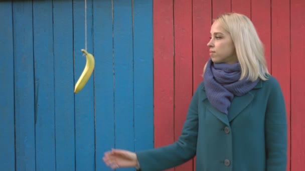 Mädchen Mit Bananentelefon Mädchen Steht Auf Rosa Holz Öko Hintergrund — Stockvideo