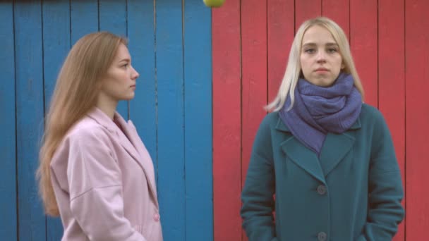 Apfel Der Zwietracht Ignoranz Mädchen Stehen Auf Rosa Und Blauen — Stockvideo