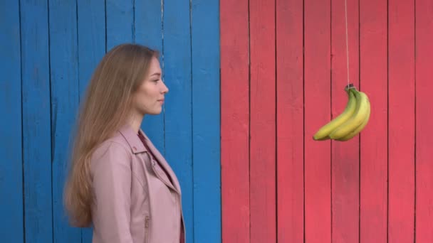 Fille Sur Fond Écologique Bois Coloré Fille Tas Bananes Sur — Video