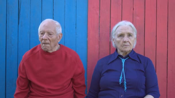 Rentner Auf Öko Holz Hintergrund Modern Gekleidete Großeltern Sehen Traurig — Stockvideo