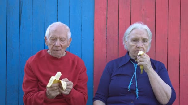 Los Pensionistas Fondo Madera Ecológica Abuelos Vestidos Modernos Están Comiendo — Vídeos de Stock