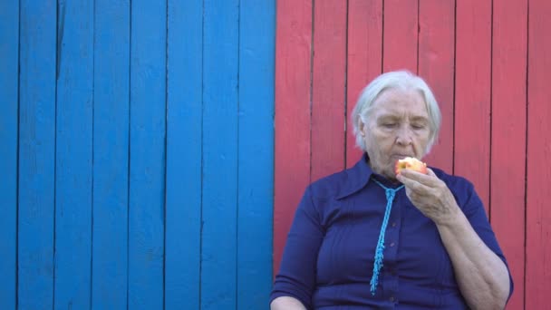 Pensionista Sobre Fondo Madera Ecológica Moderna Abuela Vestida Come Manzana — Vídeos de Stock